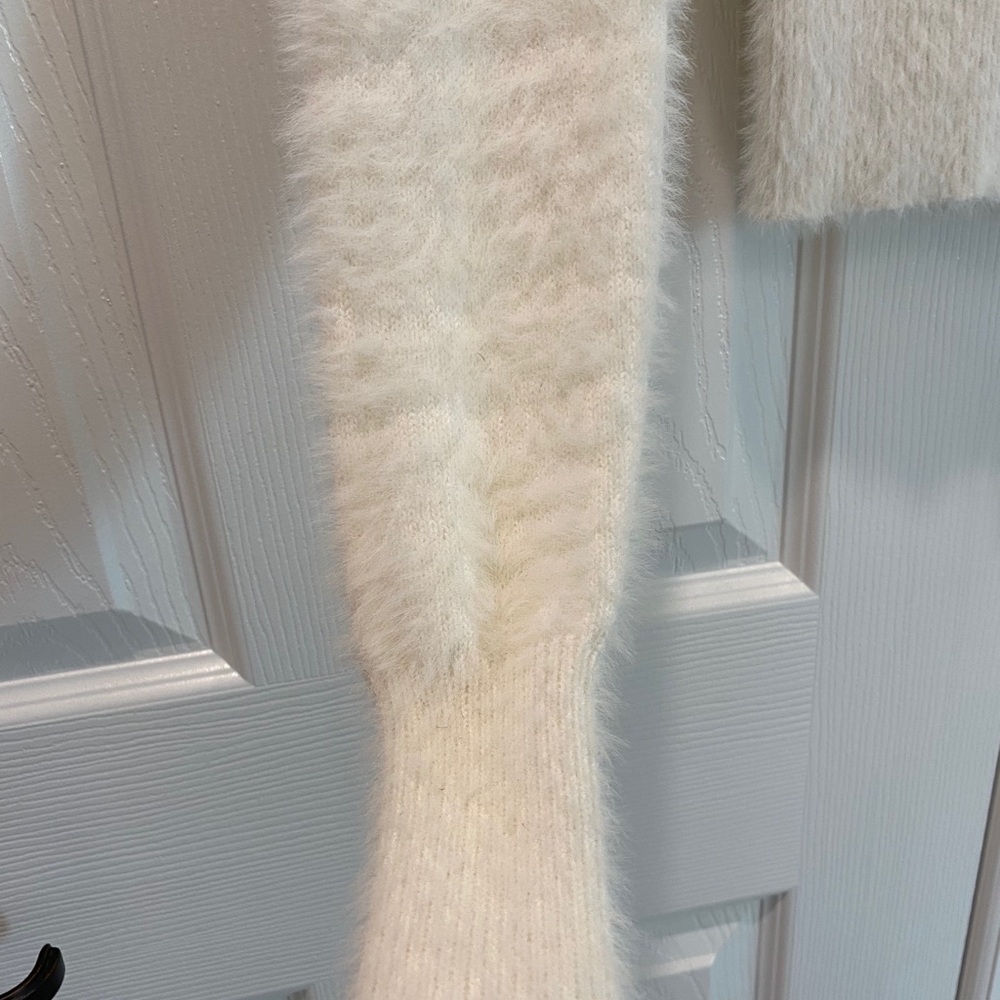 White fuzzy soft sweater (never worn) - Picture 2 of 4
